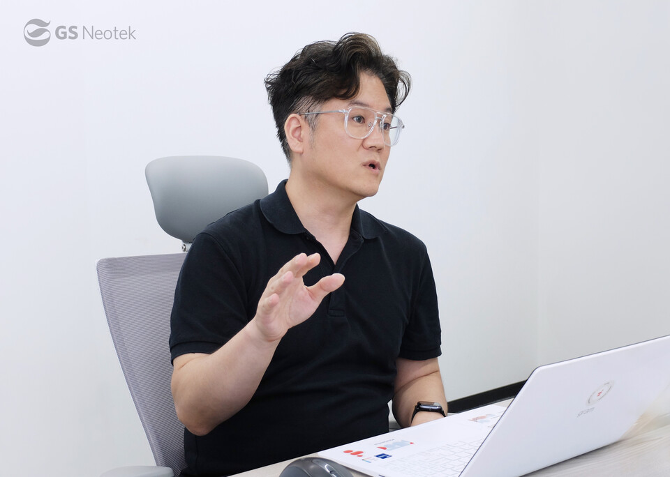 박종국 GS네오텍 인공지능컨택센터(AICC)사업부 기술 센터장이 IT조선의 질의에 답하고 있다. / GS네오텍