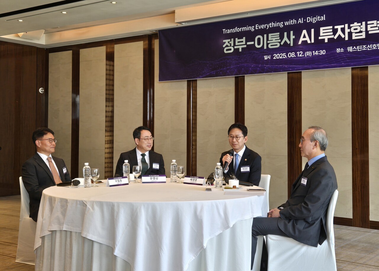 ‘정부-이통사 AI 투자협력 선언식’ 사전 환담(왼쪽부터) 이철훈 LGU+  부사장, 유영상 SK텔레콤 대표, 배경훈 과기정통부 장관, 김영섭 KT 대표. / 홍주연 기자