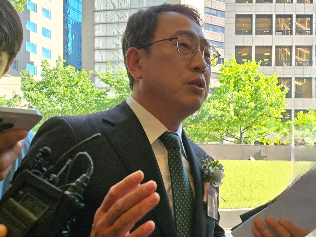 유영상 대표가  12일 서울 중구 웨스틴 조선 서울에서 열린 '정부-이통사 AI 투자협력 선언식' 이후 진행된 백브리핑을 진행하고 있다. / 홍주연 기자