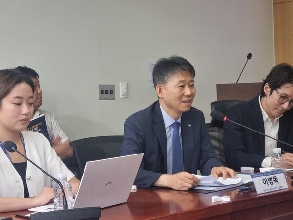 이병목(사진 가운데) 한국은행 금융결제국장이 ​12일 서울 여의도 국회 국회의원회관에서 열린 ‘원화기반 스테이블 코인 도입을 위한 제도개선 토론회’에서 발언하고 있다. / 윤승준 기자