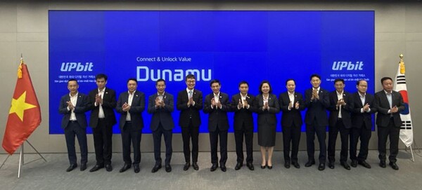 베트남 국방부 및 재무부 장관과 은행 관계자 등이 12일 서울 업비트 라운지를 방문해 가상자산 거래소 시스템을 시찰한 후, 기념촬영을 하고 있다/두나무 제공