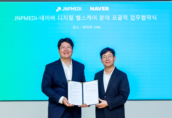 최인혁 네이버 테크비즈니스 대표(오른쪽)와 제이앤피메디 정권호 대표가 네이버 1784 사옥에서 디지털 헬스케어 분야 포괄적 업무협약식을 진행하고 사진을 촬영하고 있다. / 네이버