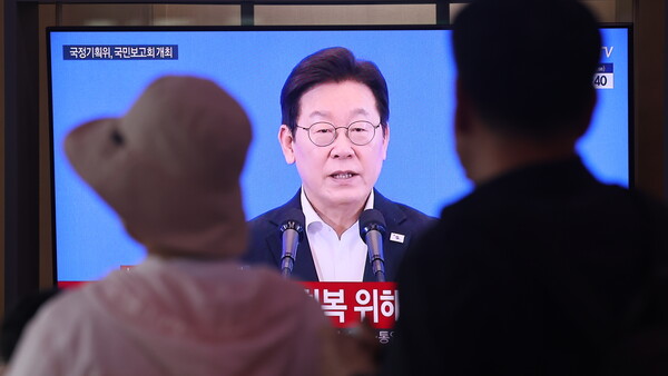 13일 서울역 대합실에서 시민들이 국정기획위원회의 ‘이재명 정부 국정운영 계획’ 발표 생중계를 시청하고 있다. / 뉴스1