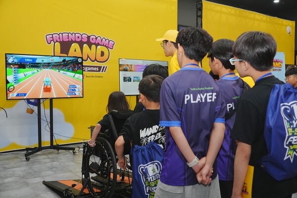카카오게임즈가 12일 열린 ‘2025 Youth e-Sports Festival’에 공식 후원사로 참여해 취약계층 아동·청소년의 게임 진로 체험을 지원했다. / 카카오게임즈