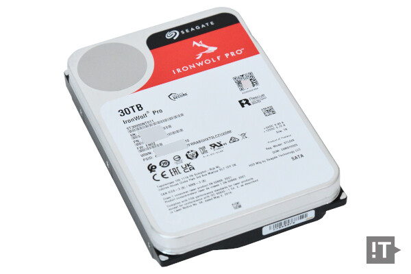 하드 디스크 기술의 새 시대 진입을 알린 씨게이트 아이언울프 프로 30TB 하드 디스크 / 권용만 기자