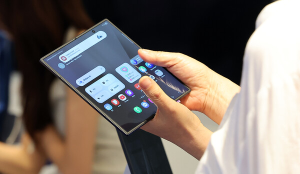 서울 영등포구 여의도 더현대 서울에 마련된 갤럭시 스튜디오에서 한 시민이 진열된 갤럭시Z폴드7을 살펴보고 있다. / 뉴스1