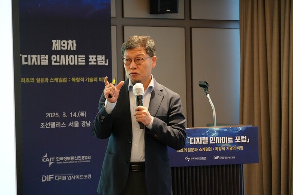 이정동 서울대학교 공학전문대학원 교수가 14일 조선팰리스 서울 강남에서 한국정보통신진흥협회 주최로 열린 제9차 디지털 인사이트 포럼에서 말하고 있다. / 한국정보통신진흥협회