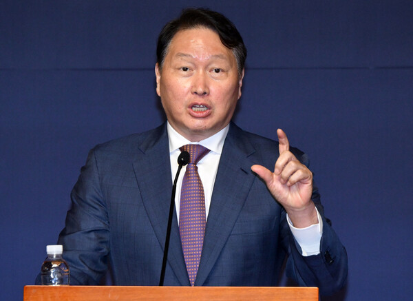 최태원 대한상공회의소 회장(SK그룹 회장)이 4월 22일 서울 여의도 국회 사랑재에서 열린 국회 미래산업포럼 발족식에서 강연을 하고 있다. / 뉴스1