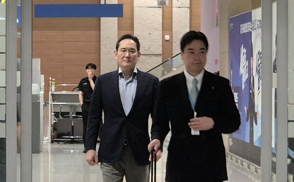 이재용 삼성전자 회장이 15일 새벽 미국 출장을 마치고 인천국제공항을 통해 귀국했다. /뉴스1