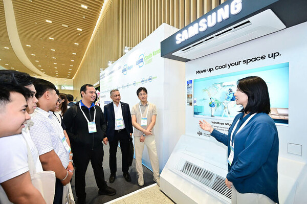 삼성전자가 15~16일 수원컨벤션센터에서 열린 아시아 공조 콘퍼런스에서 가정용 '1Way 카세트 시스템에어컨'과 고효율 시스템에어컨 'DVM' 제품 등을 전시했다. /삼성전자