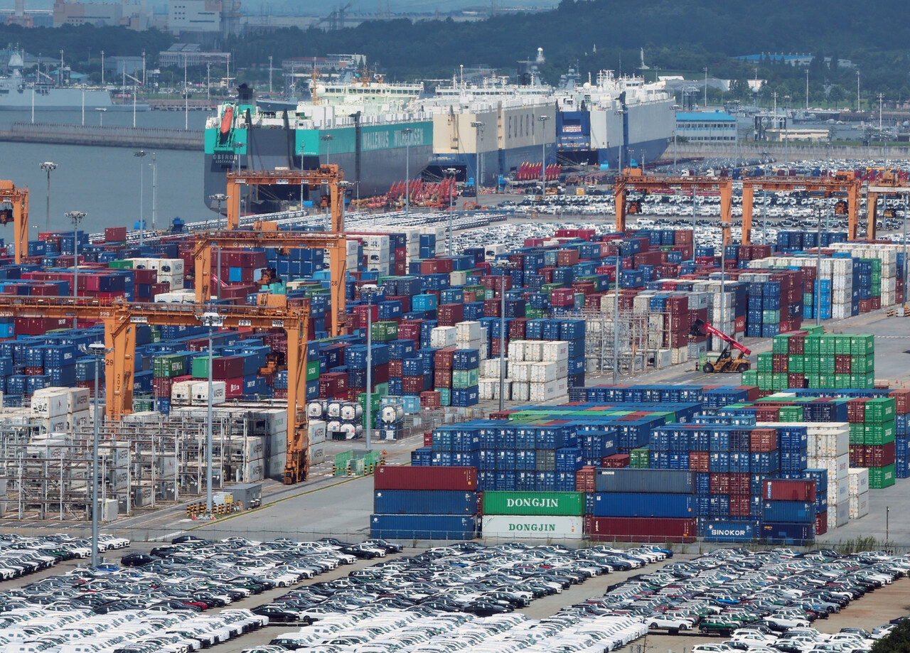 17일 경기 평택항에 컨테이너 등 수출품이 선적을 기다리고 있다. /뉴스1