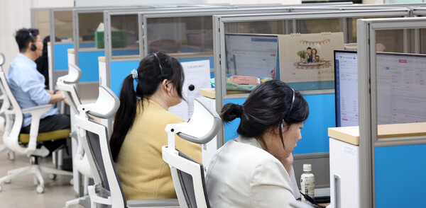 2024년 5월 13일 오후 서울 종로구 전기통신금융사기 통합신고대응센터에서 열린 보이스피싱 상담원들이 업무를 보고 있다. / 뉴스1