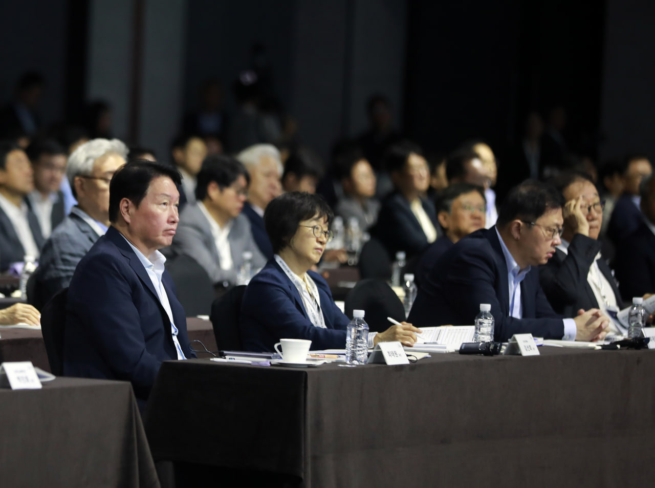 최태원 SK 회장이 18일 서울 광진구 워커힐 호텔에서 열린 '이천포럼 2025'에 참석했다. 왼쪽부터 최태원 SK 회장, 김선희 SK㈜ 이사회 의장, 최재원 SK 수석부회장, 김용학 SK텔레콤 이사회 의장. / SK그룹