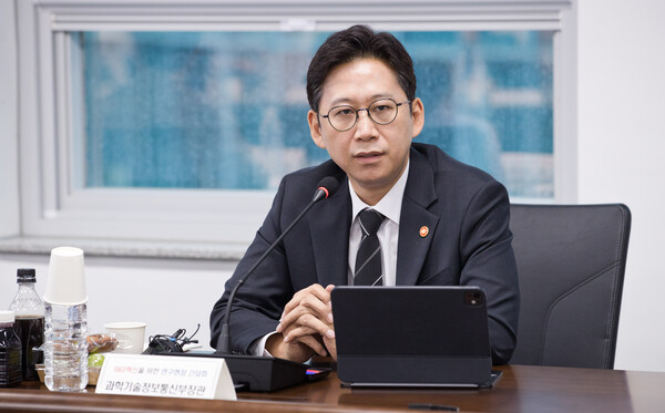 배경훈 과학기술정보통신부 장관이 8월 13일 서울 관악구 서울대학교 반도체공동연구소에서 열린 'R&D 생태계 혁신을 위한 연구현장 간담회'에서 연구자들과 '연구개발 생태계 혁신방안' 관련 의견을 나누고 있다. / 뉴스1