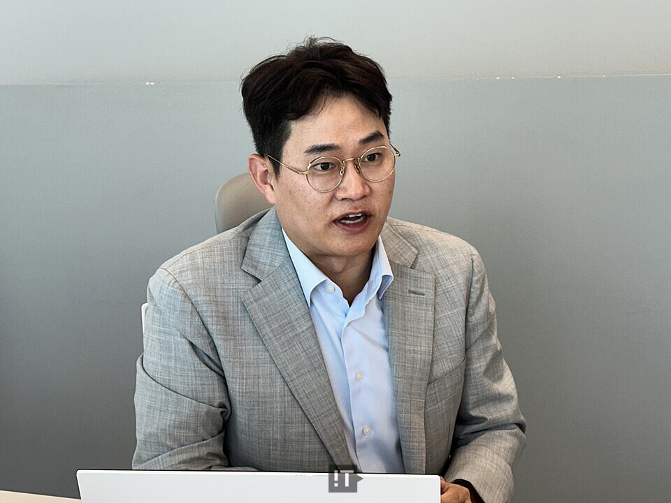 윤준호 포바이포 대표가 IT조선과 인터뷰를 진행하고 있다. / 김경아 기자