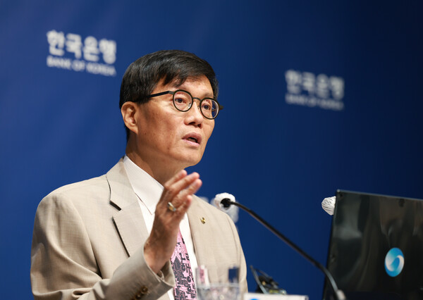 이창용 한국은행 총재가 10일 열린 통화정책방향 회의에서 기준금리 동결 이후 집값 안정이 우선이라고 말했다/한국은행 