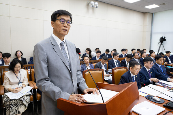 이창용 한국은행 총재가 19일 서울 여의도 국회에서 열린 제428회 국회(임시회) 기획재정위원회 제2차 전체회의에 출석해 업무보고를 하고 있다. /뉴스1