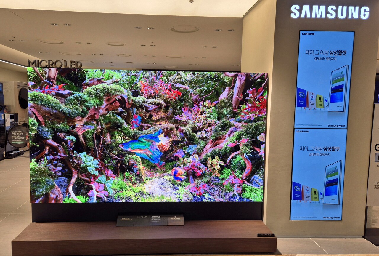 롯데백화점 부산본점에 전시된 114인치 마이크로 LED TV / 이광영 기자