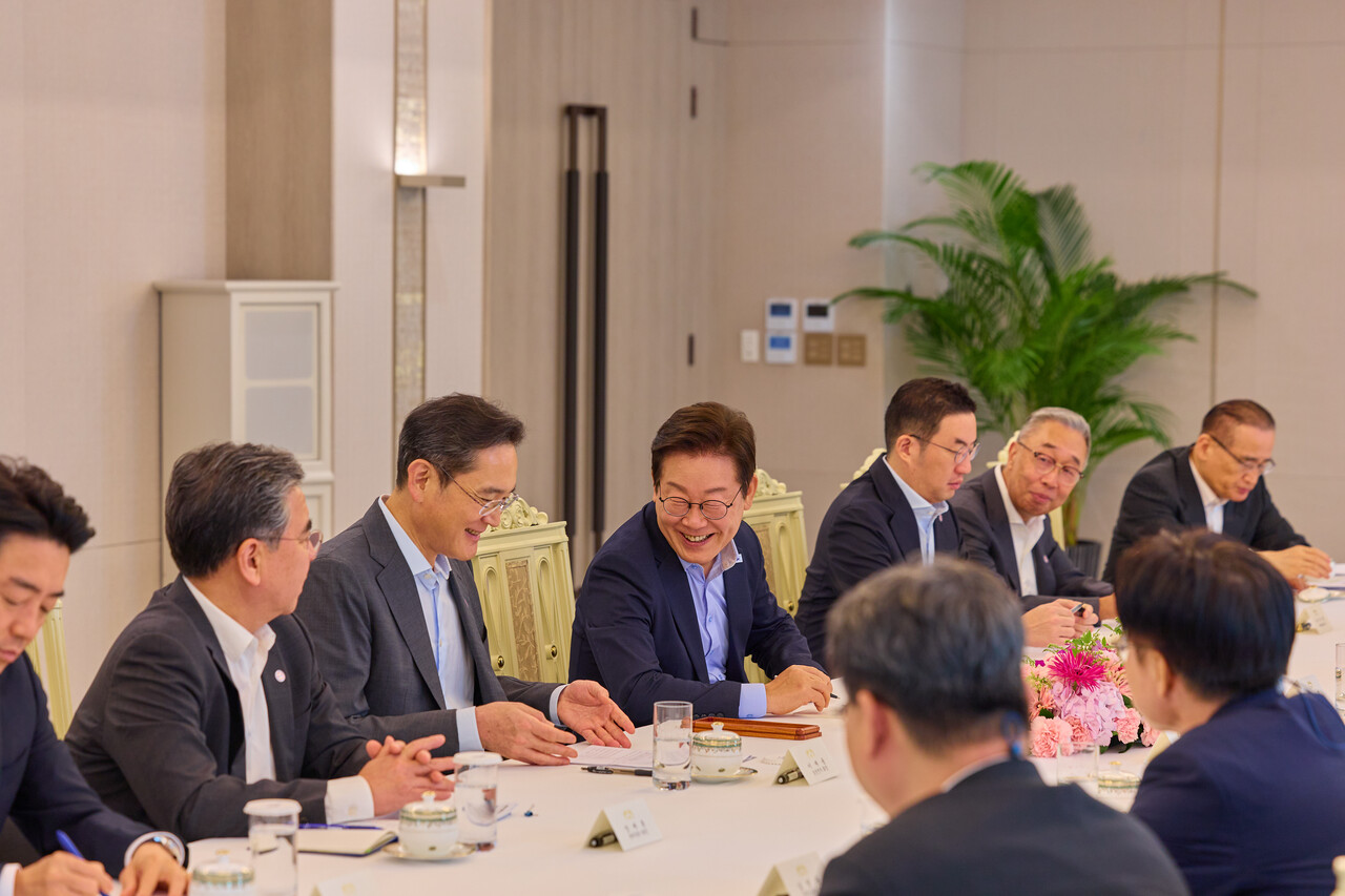 이재명 대통령이 19일 서울 용산 대통령실 청사에서 열린 미일 순방 동행 경제단체 및 기업인 간담회에서 이재용 삼성전자 회장을 비롯한 참석자들과 대화하고 있다. (대통령실 제공)/ 뉴스1