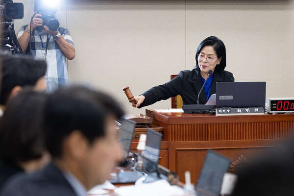 최민희 국회 과학기술정보방송통신위원장이 20일 서울 여의도 국회에서 열린 제428회 국회(임시회) 과학기술정보방송통신위원회 제1차 전체회의에서 의사봉을 두드리고 있다. / 뉴스1