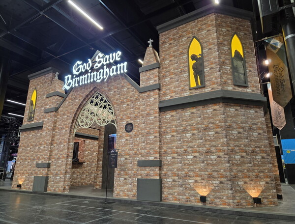 카카오게임즈 자회사 오션드라이브 스튜디오는 글로벌 신작 ‘갓 세이브 버밍엄’을 20일 개막한 독일 게임스컴 2025에서 공개했다. / 카카오게임즈