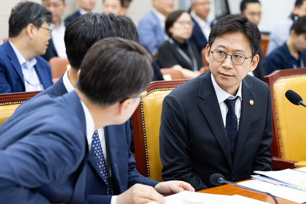 배경훈 과학기술정보통신부 장관이 20일 서울 여의도 국회에서 열린 제428회 국회(임시회) 과학기술정보방송통신위원회 제1차 전체회의에 출석해 구혁채 1차관, 류제명 2차관과 대화하고 있다. / 뉴스1
