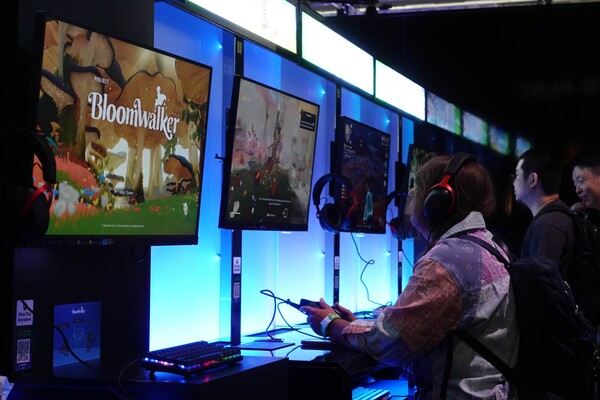 넷마블이 20일(현지시간) 글로벌 게임 행사 ‘게임스컴 2025’ 엑스박스(Xbox) 부스에서 미공개 신작 PC·콘솔게임 프로젝트 블룸워커를 첫 공개했다. / 넷마블