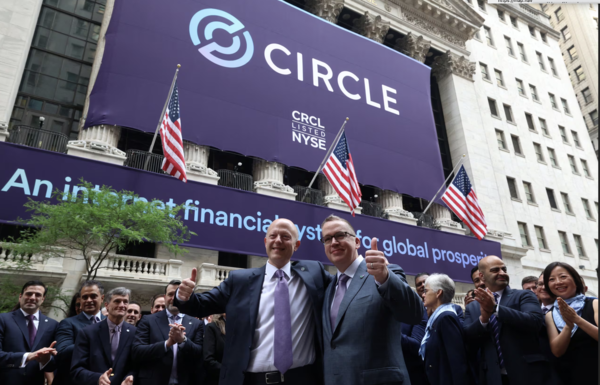 스테이블코인 USDC를 발행하는 서클 그룹의 최고경영자(CEO) 제레미 앨리어와 공동 창립자 션 네빌이 지난 5일(현지 시각) 미국 뉴욕 증권거래소(NYSE)에서 열린 회사 기업공개(IPO)에 참석했다. / 조선DB