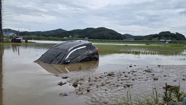 18일 충남 아산시 염치읍 곡교리 고불교 일대가 지난 폭우로 침수 피해가 발생했다 /뉴스1