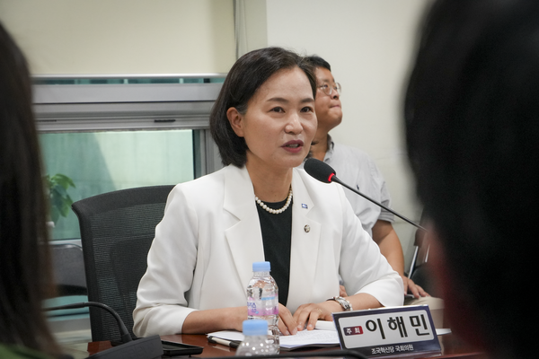 이해민 조국혁신당 의원이 22일 오전 10시 국회 의원회관 제9간담회의실에서 열린 ‘인공지능(AI) 재교육 정책 국제공동연구 세미나’에서 말하고 있다. / 이해민 의원실