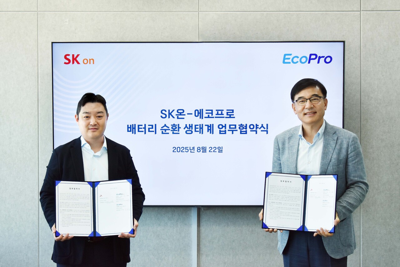 이경민 SK온 사업개발실장(왼쪽)과 박석회 에코프로씨엔지 대표가 22일 에코프로 서울사무소에서 배터리 순환 생태계 업무협약을 맺은 뒤 기념촬영을 하고 있다. / SK온