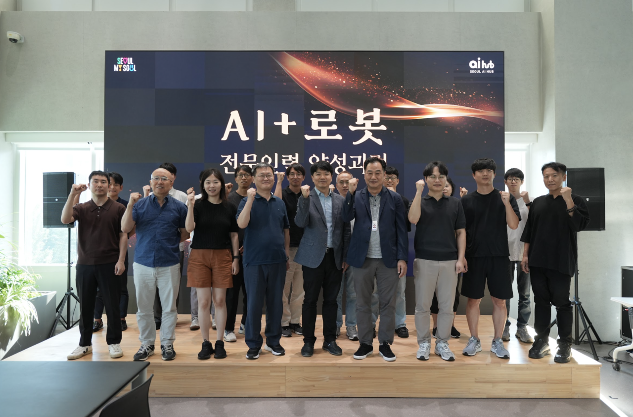 22일 열린 AI+로봇 교육 수료식에서 교육생과 관계자들이 기념촬영을 하고 있다. / 서울 AI 허브