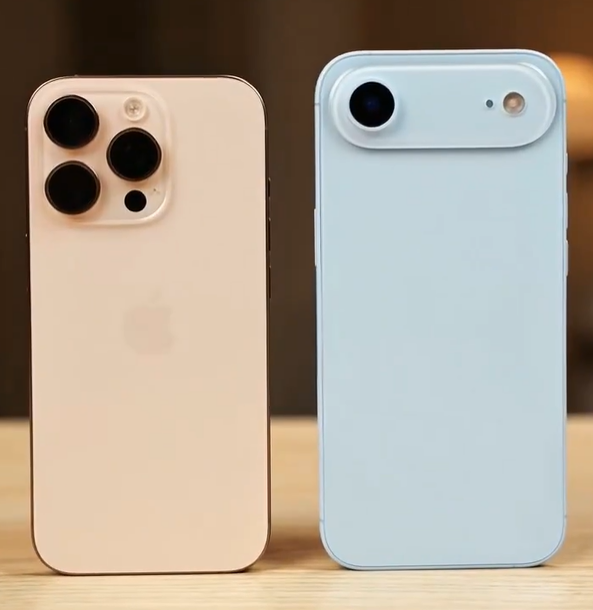 IT 팁스터 '마진 부(Majin Bu)가 더미 유닛 영상으로 유출한 아이폰17 에어 스카이 블루 모델(오른쪽)과 아이폰16 프로 데저트 티타늄 모델 / 마진 부 X 계정 갈무리