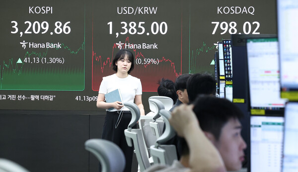 25일 서울 중구 하나은행 딜링룸 전광판에 종가가 표시되고 있다.  / 뉴스1