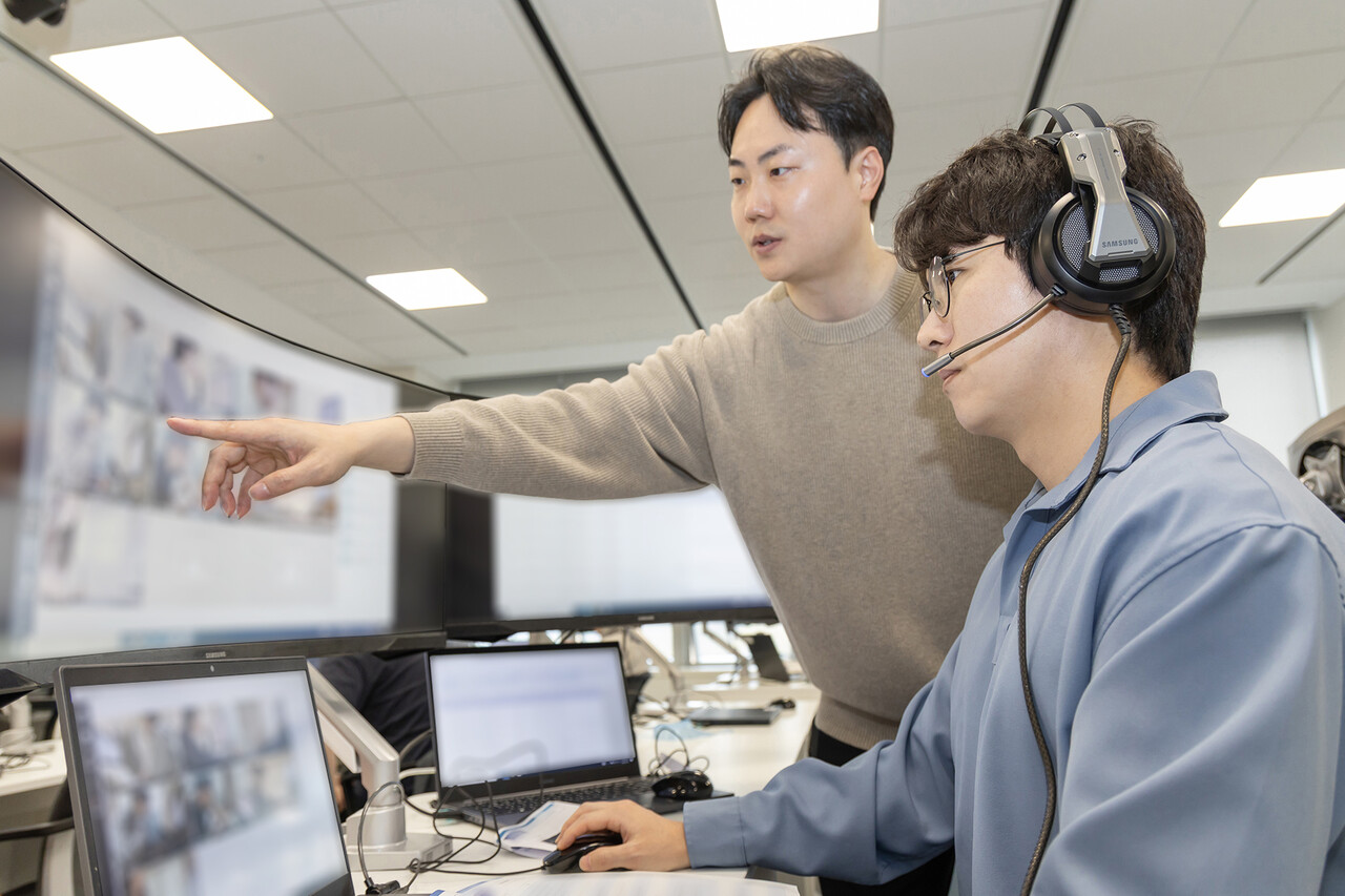 4월 19일 삼성전자 인재개발원(경기도 용인)에서 삼성전자 감독관이 상반기 삼성직무적성검사 응시자를 대상으로 예비 소집을 진행하는 모습 / 삼성전자