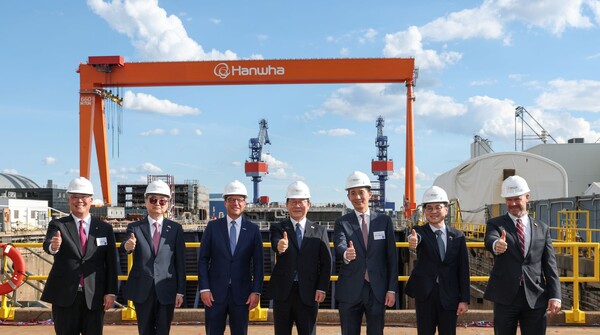 이재명 대통령과 김동관 한화그룹 부회장이 미국 한화필리조선소에서 열린‘스테이트 오브 메인’(State of Maine) 호 명명식에서 기념 촬영하고 있다. 사진은 왼쪽부터 한화필리조선소 데이비드 김 대표, 조현 외교부 장관, 조쉬 샤피로 펜실베니아 주지사, 이재명 대통령, 김동관 한화그룹 부회장, 김정관 산업통상자원부 장관, 토드 영 미 인디애나주 상원의원. / 한화그룹