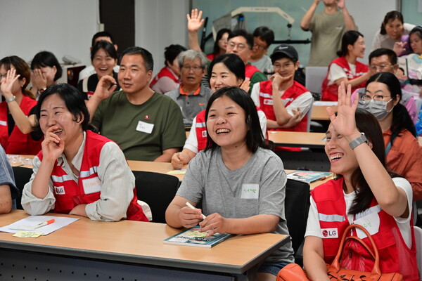 LG전자 임직원들이 8월 26일 서울 영등포장애인자립생활센터를 방문해 쉽고 안전한 가전제품 사용법을 알려주는 '쉬운 가전 프로젝트' 활동을 진행하고 있다.  / LG전자