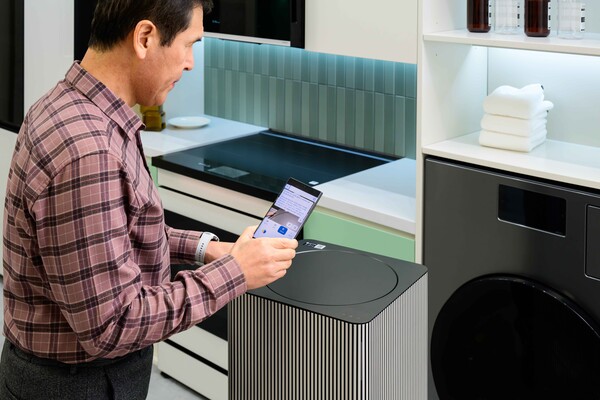 시각보조앱 '설리번 플러스' 앱에 새롭게 탑재된 '가전 QR 모드'를 시연하는 모습. / 삼성전자