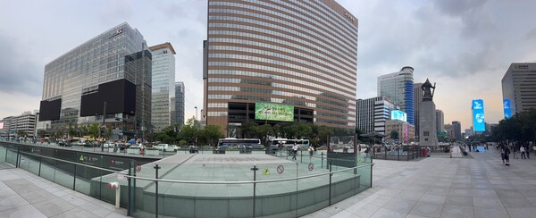 광화문광장에서 바라본 도심 전경. KT 신규 사옥과 동아일보 사옥에 디지털 사이니지 공사가 한참이다. / IT조선