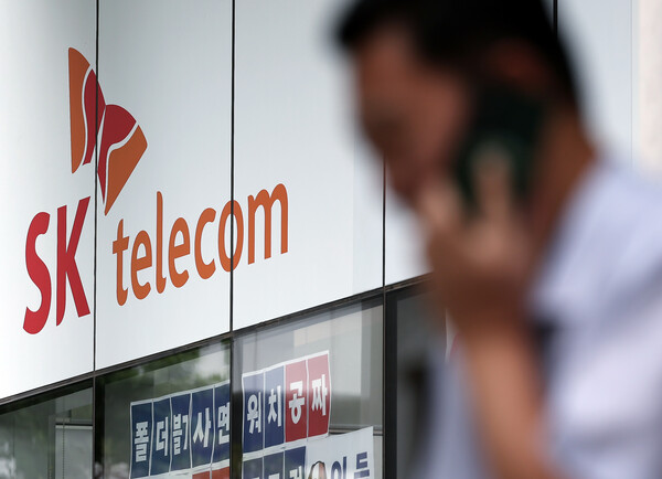 8월 28일 서울 도심의 SK텔레콤 대리점 앞에서 한 시민이 전화 통화를 하고 있다. / 뉴스1
