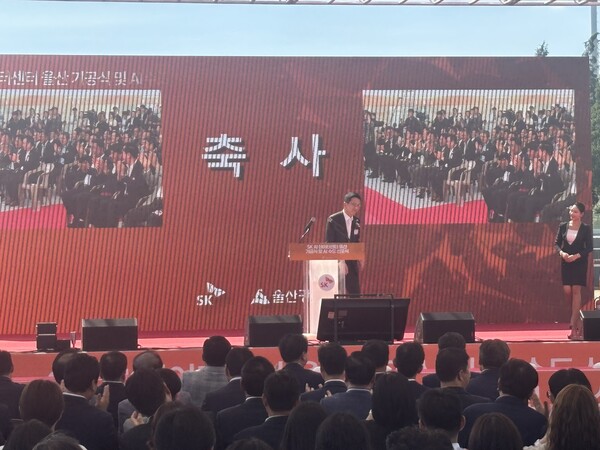 최창원 SK수펙스추구협의회 의장이 29일 첫 삽을 뜬 'SK 인공지능(AI) 데이터센터(DC) 울산' 기공식에서 축사 후 단상에서 내려가고 있다. / 울산=김광연 기자