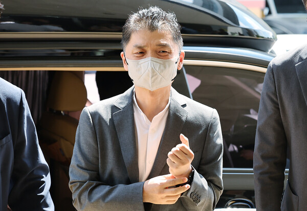 SM엔터테인먼트 시세조종 공모 의혹을 받는 김범수 카카오 창업자가 29일 오후 서울 양천구 남부지법에서 열린 결심공판에 출석하고 있다. / 뉴스 1