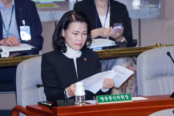 이진숙 방송통신위원장이 8월 27일 오전 서울 여의도 국회에서 열린 예산결산특별위원회 제428회국회(임시회) 제3차 전체회의에 출석해 경제부처 부별 심사 관련 답변을 준비하고 있다. / 뉴스1