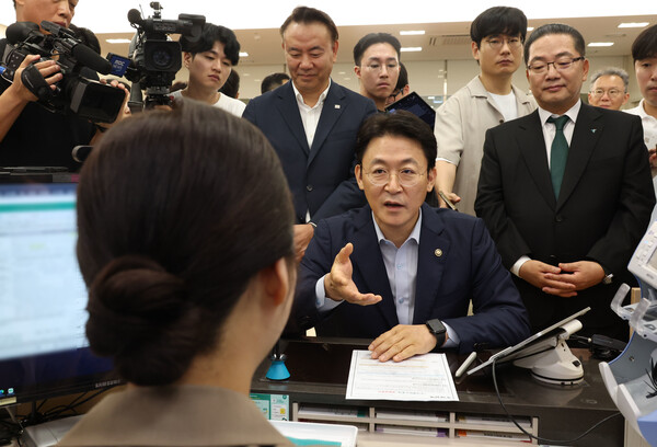 예금보호한도 1억원 시행 첫 날인 1일 오전 권대영 금융위원회 부위원장이 서울 중구 하나은행 본점 영업점을 방문해 예금상품에 가입하고 있다. /뉴스1