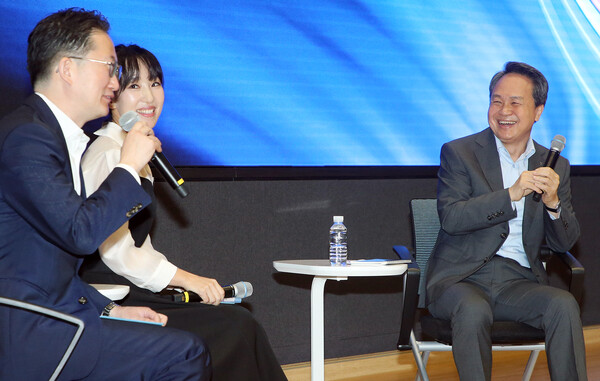 신한금융지주회사(회장 진옥동)는 1일 오전 서울 중구에 위치한 신한금융 본사에서 창립 24주년 기념 행사를 진행했다고 밝혔다. /신한금융지주