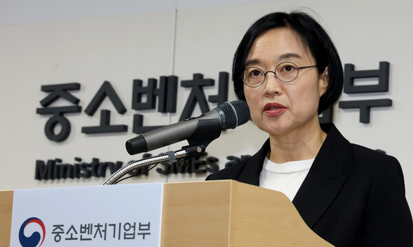 한성숙 중소벤처기업부 장관이 24일 오전 세종시 정부세종청사에서 열린 취임식에서 취임사를 하고 있다. / 뉴스1