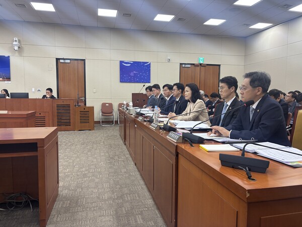 배경훈 과학기술정보통신부 장관과 이진숙 방송통신위원장, 류제명 과기정통부 제2차관 등이 2일 국회에서 열린 과학기술정보방송통신위원회 전체회의에 출석해 의원 질의에 답하고 있다. / 김광연 기자