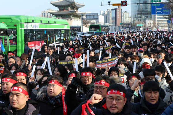 IBK기업은행 노동조합원들이 지난해 12월 27일 서울 종로구 정부서울청사 금융위원회 앞에서 열린 총파업 집회에서 구호를 외치고 있다./뉴스1