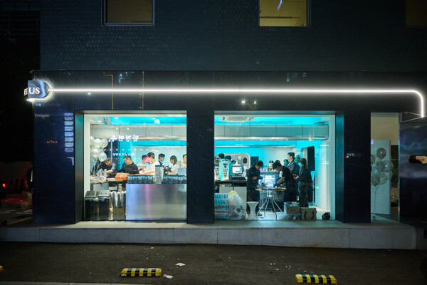 퍼플렉시티가 서울 강남 도산대로에 문을 연 AI 테마 카페 ‘카페 큐리어스(Cafe Curious)’ / 퍼플렉시티