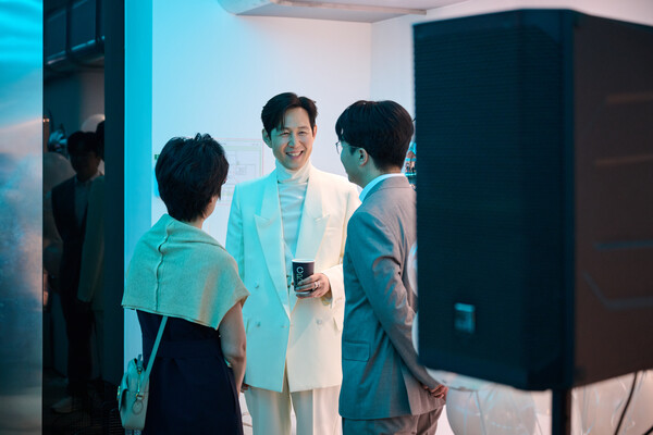 공식 오픈 전날 열린 리셉션에는 미래에셋, 비씨카드, 농협, SKT, 삼성전자, 아티스트컴퍼니 등 협력사 관계자들과 아티스트컴퍼니 설립자인 배우 이정재와 동료 연예인들이 자리를 함께했다. / 퍼플렉시티